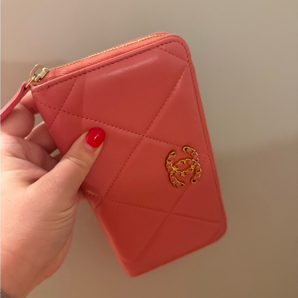 CHANEL 19 Pink Quilted Zip Around Wallet with Gold Logo- authentic! Like new! - Picture 4 of 11